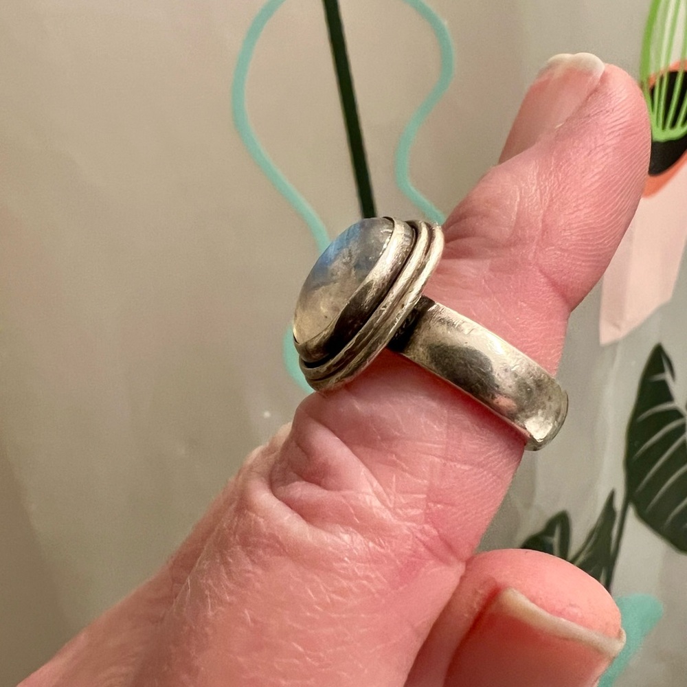 Elegant Silver Moonstone Ring - Picture 5 of 5